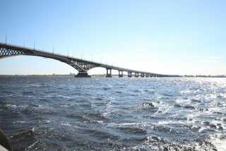 Житель Саратова повис на проводах моста «Саратов-Энгельс»