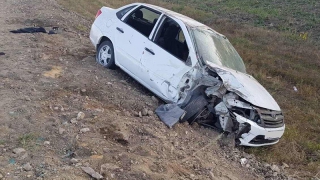 Под Саратовом «Гранта» врезалась в «Лэнд Крузер» и вылетела в кювет Под Саратовом «Гранта» врезалась в «Лэнд Крузер» и вылетела в кювет