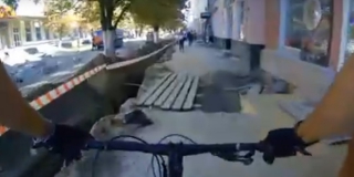 Велосипедист устроил экстремальную поездку по перекопанному проспекту Кирова Велосипедист устроил экстремальную поездку по перекопанному проспекту Кирова