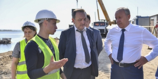 Губернатор потребовал от подрядчика ускорить строительство городского пляжа