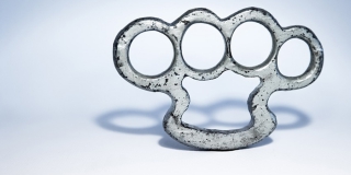 Саратовца задержали с подаренным в баре «От заката до рассвета» кастетом Саратовца задержали с подаренным в баре «От заката до рассвета» кастетом