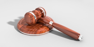 Суд вынес приговор укусившему полицейского юноше Суд вынес приговор укусившему полицейского юноше