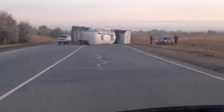 У Клещевки цементовоз опрокинулся после ДТП. Трое в больнице У Клещевки цементовоз опрокинулся после ДТП. Трое в больнице