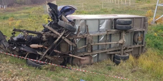 Под Саратовом кабина «ГАЗели» стала грудой металла после ДТП Под Саратовом кабина «ГАЗели» стала грудой металла после ДТП