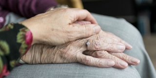 Россияне стали меньше покупать и больше копить на старость Россияне стали меньше покупать и больше копить на старость