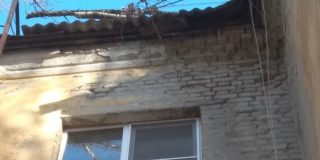 Жители дома на Огородной жалуются на разруху в подъезде и протекающую крышу Жители дома на Огородной жалуются на разруху в подъезде и протекающую крышу