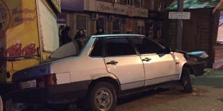 В Энгельсе «девяносто девятая» снесла киоск с шаурмой В Энгельсе «девяносто девятая» снесла киоск с шаурмой