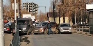 Авария парализовала движение по Большой Садовой Авария парализовала движение по Большой Садовой