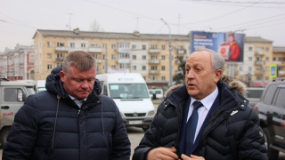 Эксперты оценили желание Радаева обратиться в прокуратуру ради парковки у вокзала 