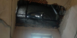 На Соколовогорской потолок обрушился в подъезде многоквартирного дома