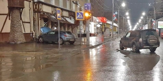 На Московской «Астра» после ДТП вылетела на тротуар возле «Улья» На Московской «Астра» после ДТП вылетела на тротуар возле «Улья»