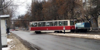 В Заводском районе трамвай соскочил с рельсов и развернулся В Заводском районе трамвай соскочил с рельсов и развернулся