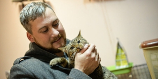 Саратовский дальнобойщик вернулся в Екатеринбург за спасенным на трассе котенком