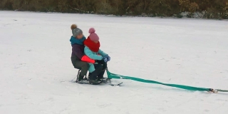 В Ершове детей привязали к «Ниве» и катали по снегу. В ГИБДД начали проверку
