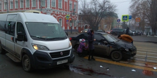 Такси «Яндекс» и микроавтобус устроили ДТП в центре Саратова