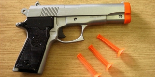 Пенсионерка не испугалась 16-летнего разбойника с игрушечным пистолетом и выгнала его