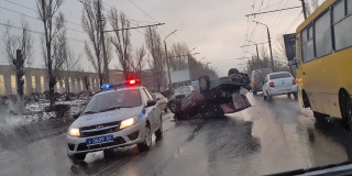 У Трофимовского моста «Дэу» перевернулся на крышу после ДТП с «Бобкэтом» У Трофимовского моста «Дэу» перевернулся на крышу после ДТП с «Бобкэтом»