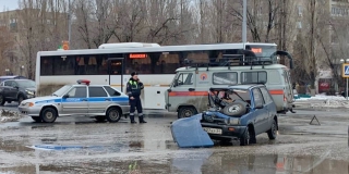 Два человека пострадали в ДТП у балаковской администрации Два человека пострадали в ДТП у балаковской администрации