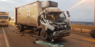 На мосту «ВАЗ» врезался в участника ДТП с «КамАЗом». Пострадали 4 человека На мосту «ВАЗ» врезался в участника ДТП с «КамАЗом». Пострадали 4 человека