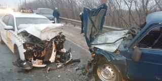 В Балаковском районе таксист «Метро» лоб в лоб протаранил встречную машину