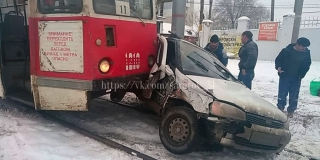 На Танкистов опасный маневр «Калины» привел к столкновению с трамваем На Танкистов опасный маневр «Калины» привел к столкновению с трамваем