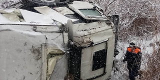 В Хвалынском районе фура с пельменями съехала в овраг и опрокинулась В Хвалынском районе фура с пельменями съехала в овраг и опрокинулась