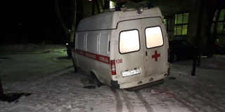 «Скорая» провалилась в яму возле дома на Южной «Скорая» провалилась в яму возле дома на Южной