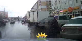 В Солнечном женщина шла и царапала припаркованные автомобили В Солнечном женщина шла и царапала припаркованные автомобили