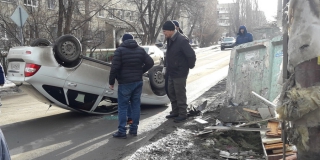 На Лунной «Приора» перевернулась на крышу после ДТП На Лунной «Приора» перевернулась на крышу после ДТП