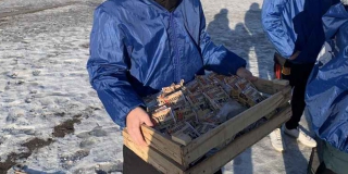 На улицах Энгельса прохожим раздавали «блокадный хлеб» На улицах Энгельса прохожим раздавали «блокадный хлеб»