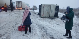 Пять человек пострадали при опрокидывании автобуса Саратов-Пятигорск