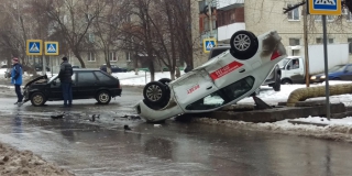 Такси перевернулось на крышу после столкновения с «ВАЗом» Такси перевернулось на крышу после столкновения с «ВАЗом»