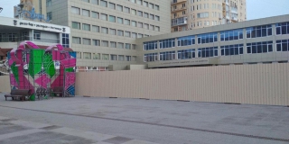 Фонтан на проспекте Кирова полностью закрыли забором для демонтажа