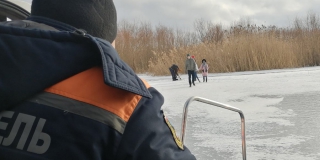 Спасатели вытащили 5 детей на берег со льда у набережной Саратова