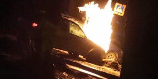 Пожар уничтожил «Ладу Калину» на парковке. Видео Пожар уничтожил «Ладу Калину» на парковке. Видео