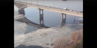 У моста Саратов-Энгельс очевидцы увидели на льдине рыбака-экстремала