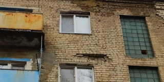 Жилинспекция обязала УК отремонтировать дом с выпавшей частью фасада 