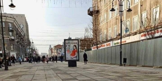Саратовский общественник обвел мелом опасную зону у гостиницы «Россия»