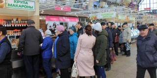На рынках Саратова появились очереди за крупами и макаронами На рынках Саратова появились очереди за крупами и макаронами