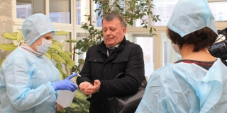 Коронавирус. У посетителей саратовского правительства начали измерять температуру тела Коронавирус. У посетителей саратовского правительства начали измерять температуру тела