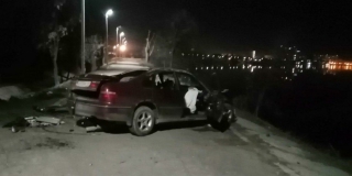 На набережной Энгельса «Хонда» наехала на лестницу и перевернулась На набережной Энгельса «Хонда» наехала на лестницу и перевернулась