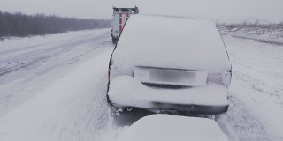 Снегопад заблокировал около 200 машин на трассе под Хвалынском. Фото и видео Снегопад заблокировал около 200 машин на трассе под Хвалынском. Фото и видео