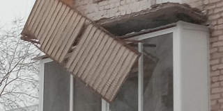 В Балакове ветер разломал балкон многоквартирного дома