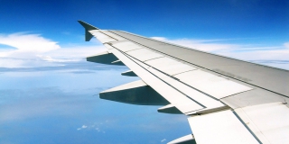 Правительство РФ запретило полеты за рубеж и призывает ограничить работу ТРЦ Правительство РФ запретило полеты за рубеж и призывает ограничить работу ТРЦ