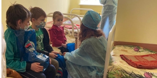 Депутаты облдумы подарили маленьким пациентам больницы «Коробку храбрости»
