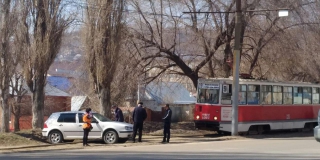 Легковушка без шофера скатилась на рельсы и перекрыла путь трамваям Легковушка без шофера скатилась на рельсы и перекрыла путь трамваям