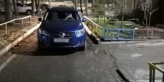 Во дворе на Тульской водитель «Тигуана» наехал на пешехода Во дворе на Тульской водитель «Тигуана» наехал на пешехода