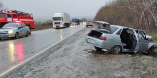 Три человека пострадали в столкновении «Весты», «Мерседеса» и «десятки» Три человека пострадали в столкновении «Весты», «Мерседеса» и «десятки»