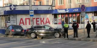 В Балакове «Инфинити» протаранил аптеку после ДТП с «Опелем» В Балакове «Инфинити» протаранил аптеку после ДТП с «Опелем»