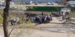 В Энгельсе пенсионеры столпились без соблюдения дистанции в ожидании дачных автобусов В Энгельсе пенсионеры столпились без соблюдения дистанции в ожидании дачных автобусов